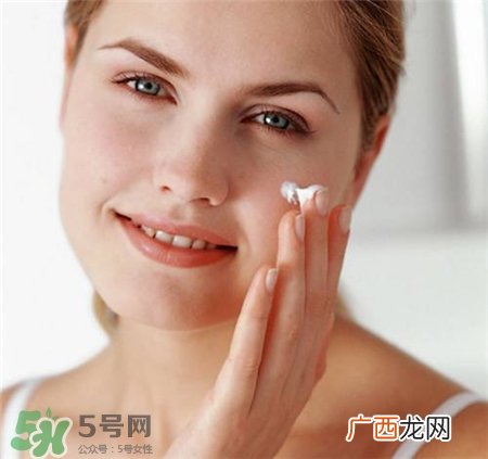 补涂防晒霜要洗脸吗?怎么补涂防晒霜?