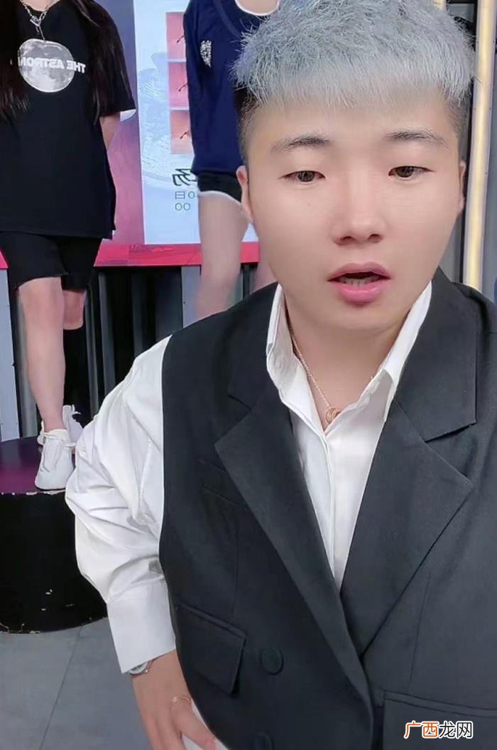 快手白小白，快手夺金特卖季主播白小白人气爆棚狂撒福利