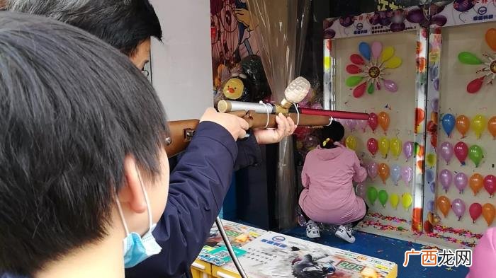 如何让闷骚男开口 男生闷骚怎么改变