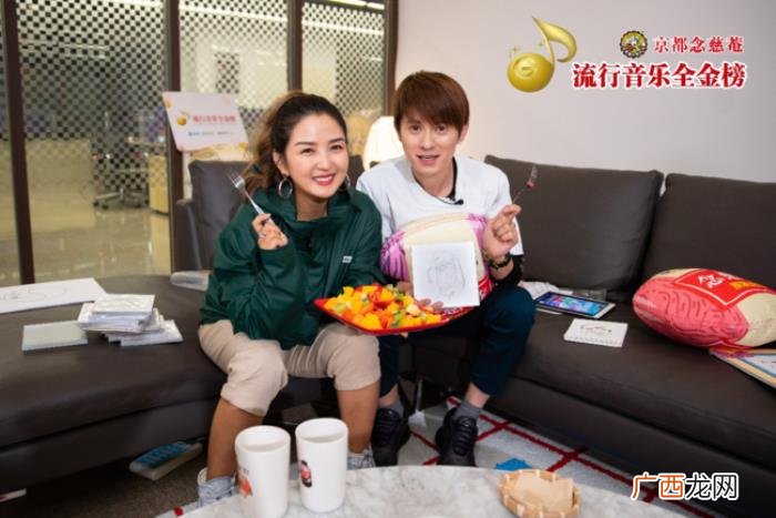 张靓颖何洁，张靓颖何洁东方少女组合试水可视化直播