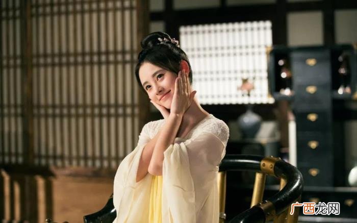 鞠婧祎回眸，回眸一笑百媚生的鞠婧祎初恋脸太撩人