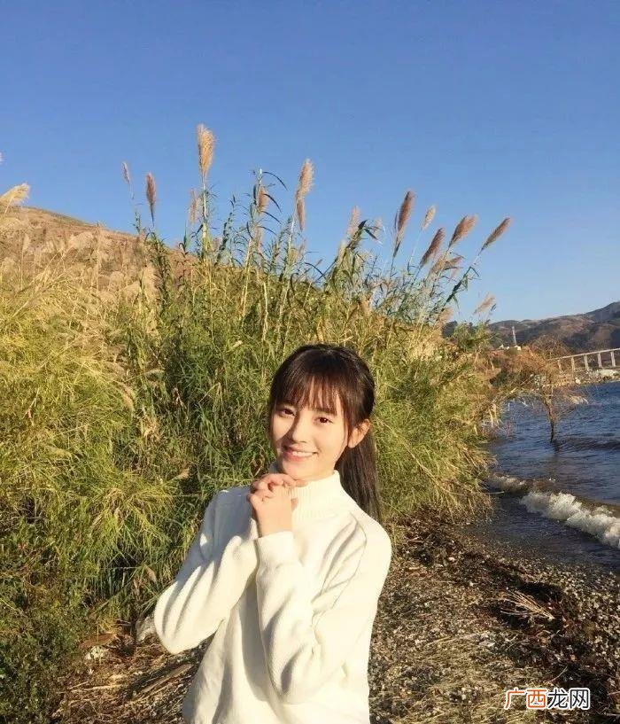 鞠婧祎回眸，回眸一笑百媚生的鞠婧祎初恋脸太撩人