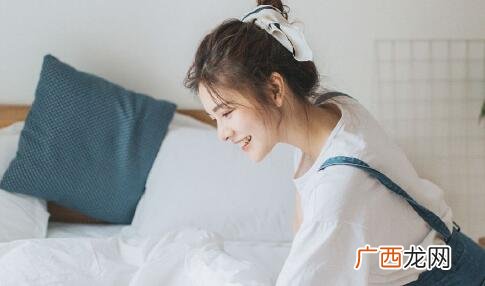 一个女生偷偷看你又不理你是怎么回事？