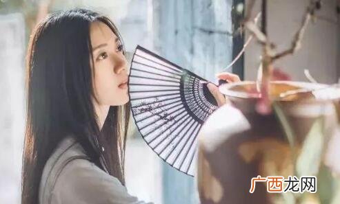 一个女生偷偷看你又不理你是怎么回事？