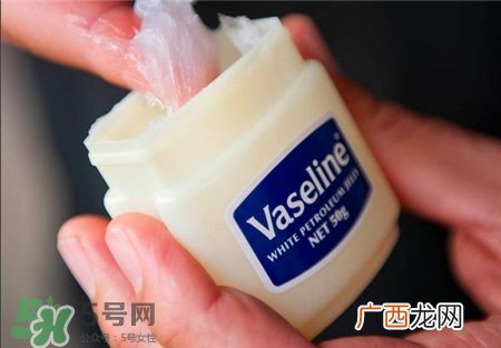凡士林擦脸会变黑吗?凡士林擦脸好吗?