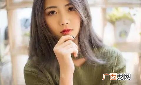 女生淡定直视男生眼睛说明什么？是喜欢还是好奇