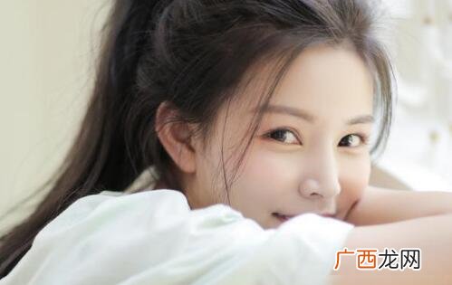 女生淡定直视男生眼睛说明什么？是喜欢还是好奇