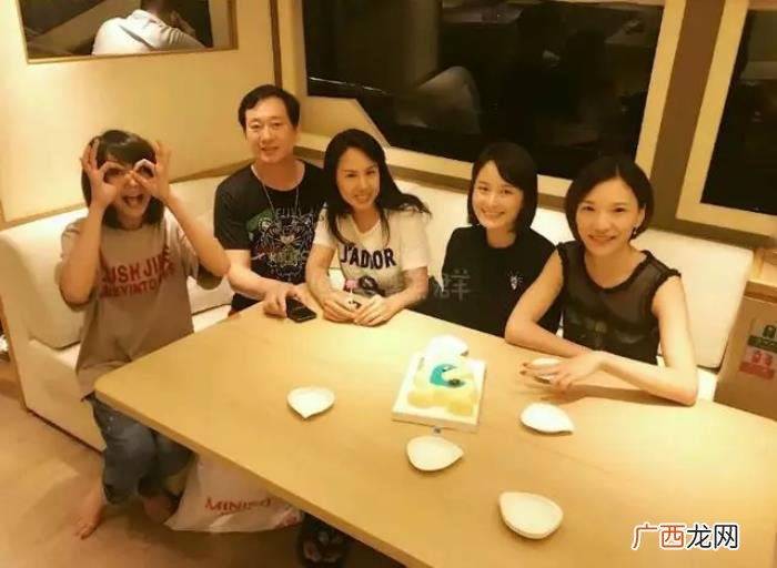 郑爽神经病，郑爽给好友庆祝搞怪卖萌被骂神经病