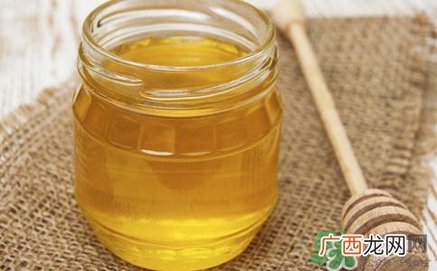 蜂蜜洗脸的正确方法,蜂蜜洗脸的功效与作用