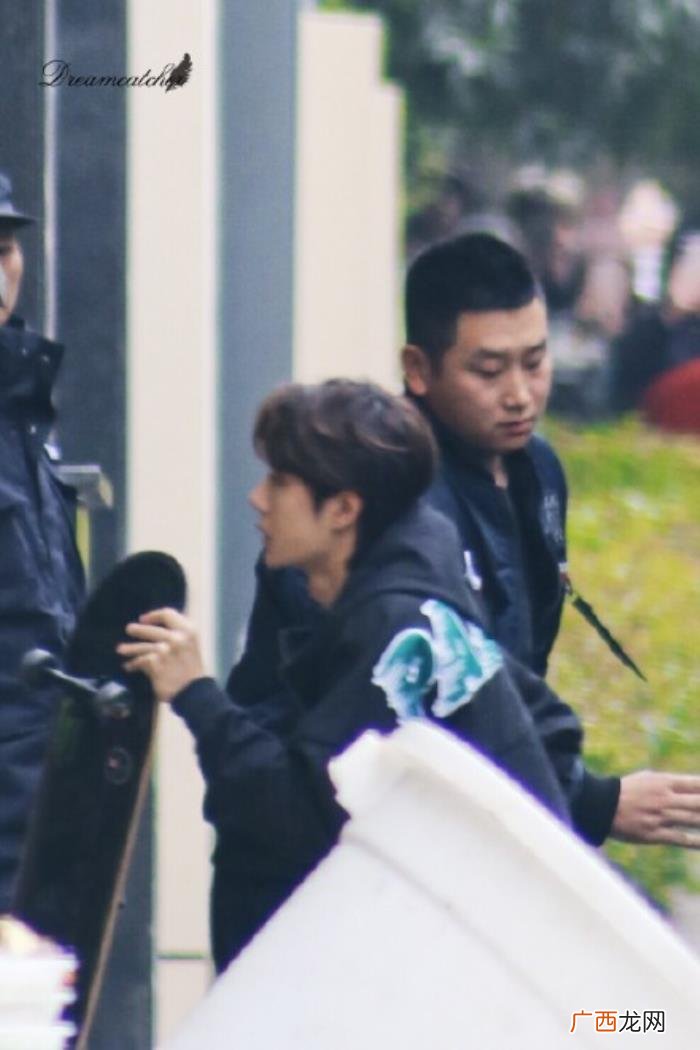 王一博喉结,王一博侧颜喉结抢镜撩的女友粉小鹿乱撞