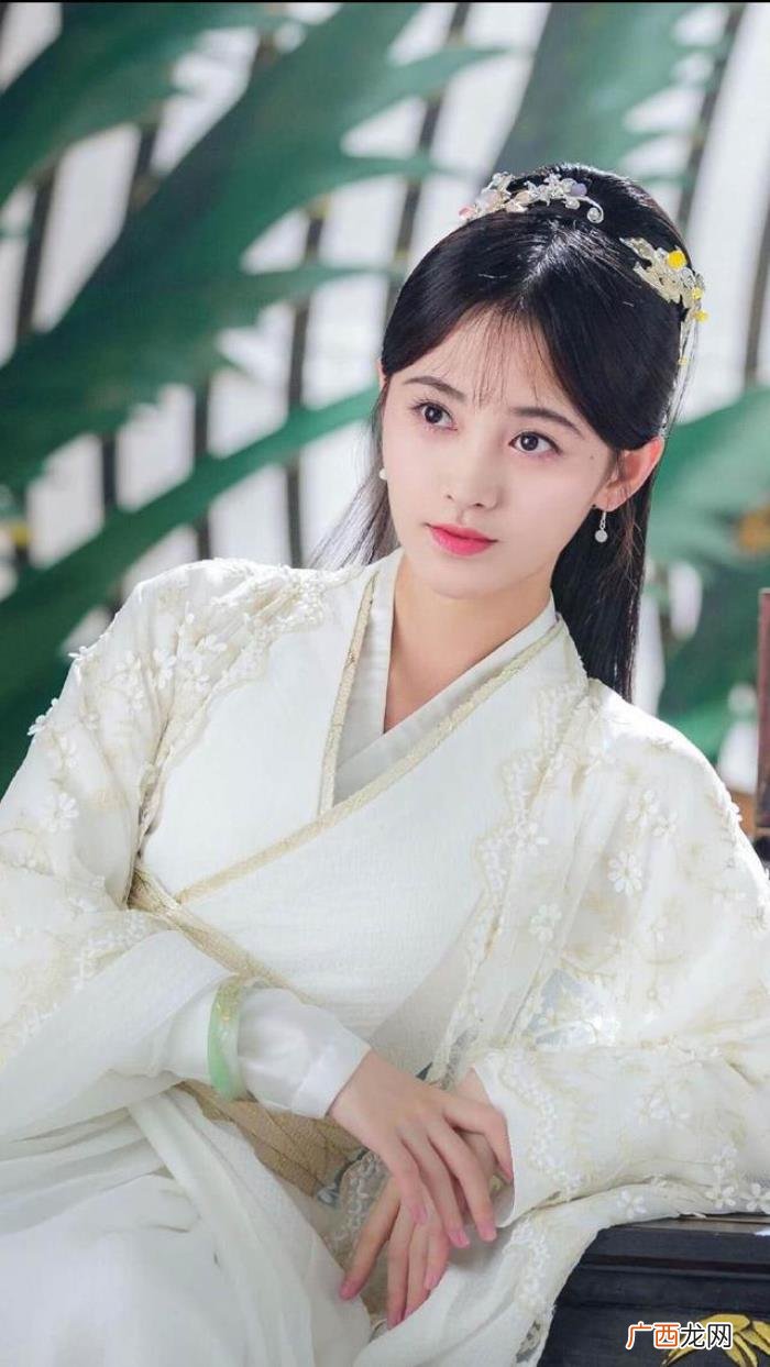 鞠婧祎浓妆，宅男女神鞠婧祎化了浓妆拍口红广告