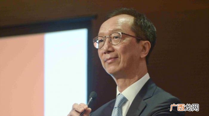 伏明霞嫁谁，伏明霞与丈夫梁锦松送长女近亿元豪宅