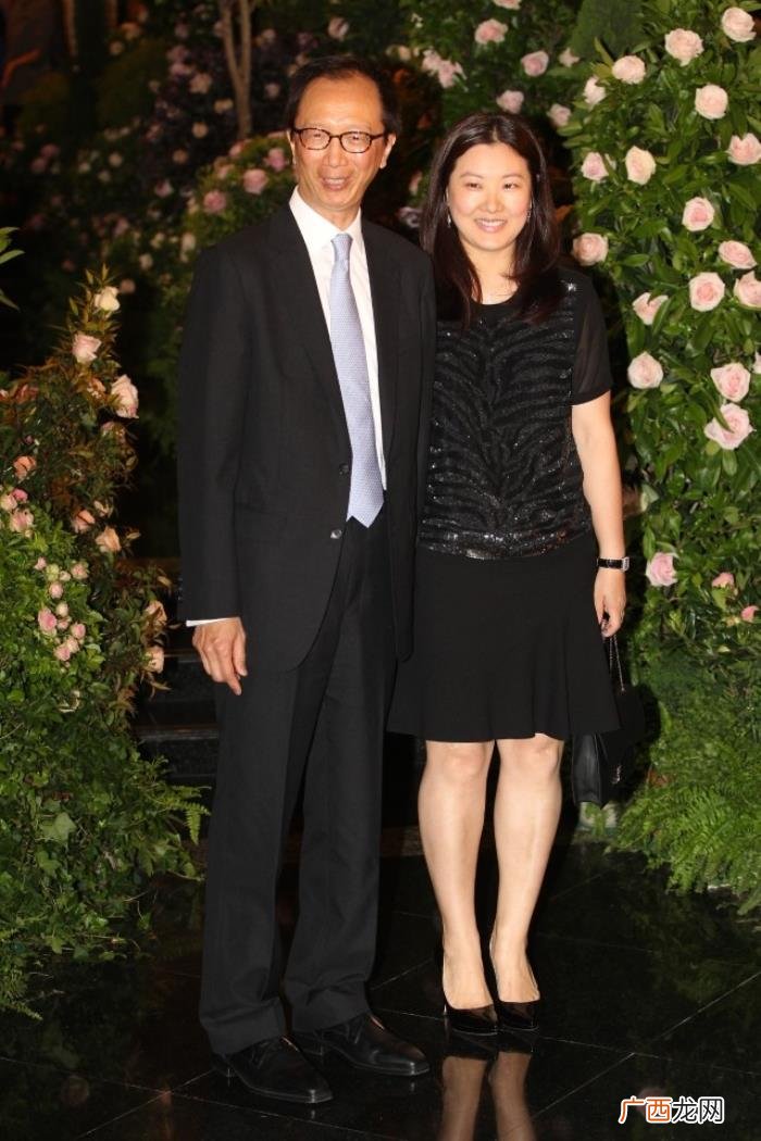 伏明霞嫁谁，伏明霞与丈夫梁锦松送长女近亿元豪宅