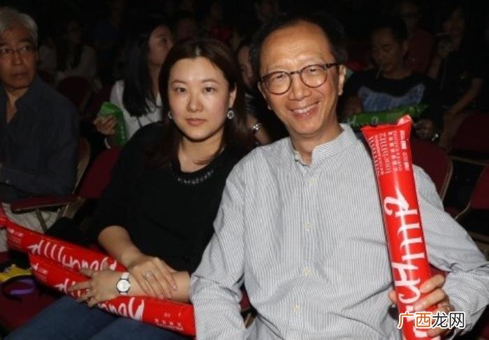 伏明霞嫁谁，伏明霞与丈夫梁锦松送长女近亿元豪宅