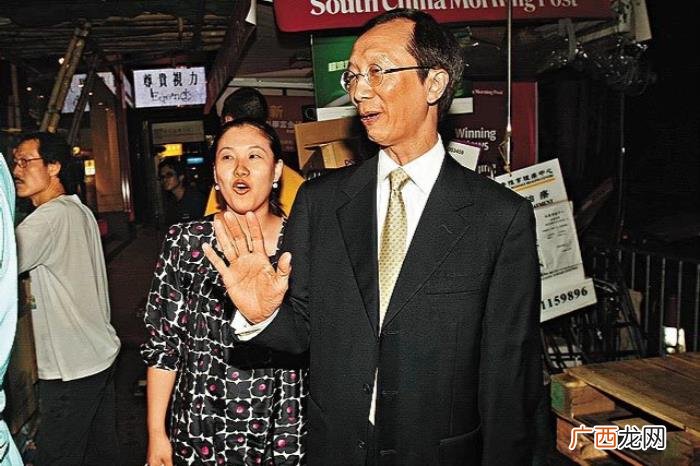 伏明霞嫁谁，伏明霞与丈夫梁锦松送长女近亿元豪宅
