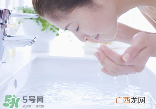 盐水洗脸用什么盐?盐水洗脸放多少盐?