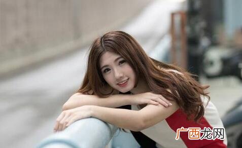 女生和你私下暧昧人前保持距离是把你当备胎吗？