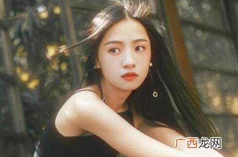 女生和你私下暧昧人前保持距离是把你当备胎吗？