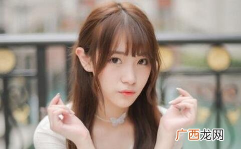 女生和你私下暧昧人前保持距离是把你当备胎吗？