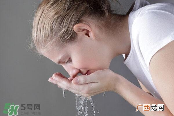 盐水洗脸有什么好处?盐水洗脸有什么坏处?