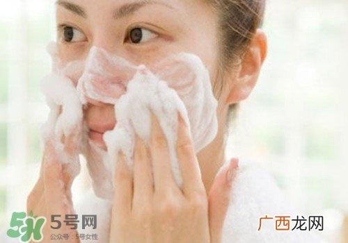 盐水洗脸有什么好处?盐水洗脸有什么坏处?