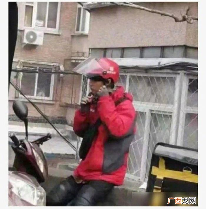 肖战送外卖，那个撞脸肖战的外卖小哥正是肖战本人