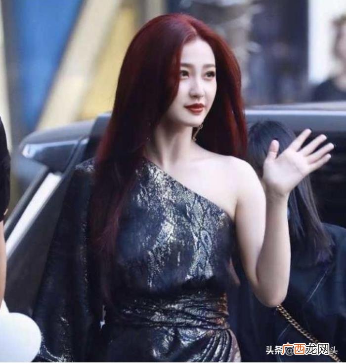 虞书欣副乳，女明星虞书欣在线求记者帮忙修副乳