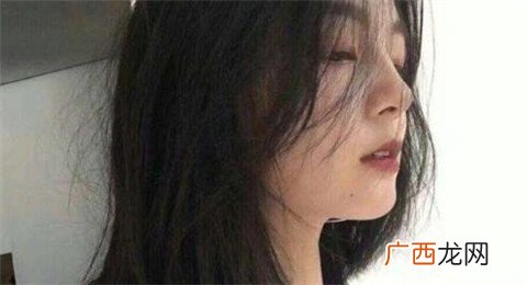 妹子很高冷怎么聊天才能让她主动呢？