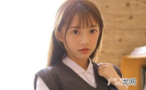 女生摸男生头是什么意思？女生摸头背后含义