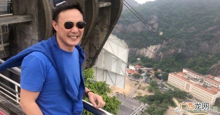 陈奕迅自拍，陈奕迅笑容灿烂发自拍还配上谜一样的诗