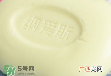 香皂洗脸好还是洗面奶好?香皂洗脸毛孔会变大吗?