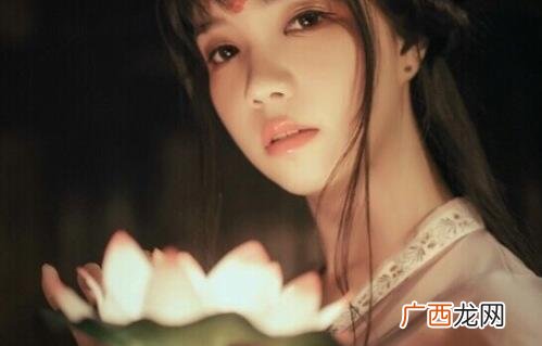 为什么外表看起来高冷的女生，但其实很好追？