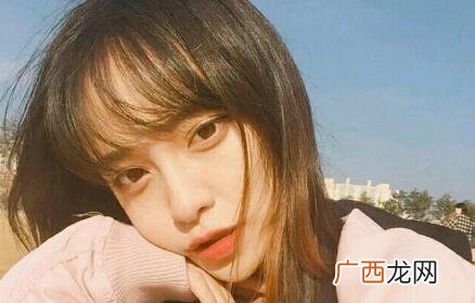 傲娇女生暗恋你的表现，明明喜欢就是不承认