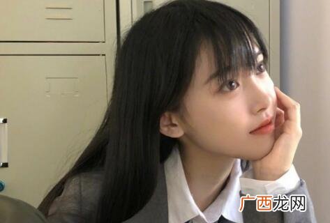 傲娇女生暗恋你的表现，明明喜欢就是不承认