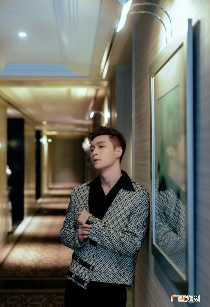 张艺兴黑白，张艺兴穿黑白格纹西装也太好看了吧