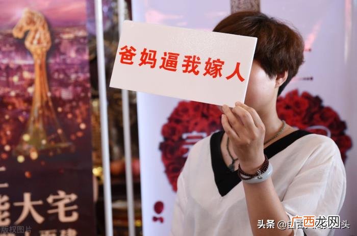 网上相亲女生主动约见面怎么办 网上相亲女生主动约见面怎么办