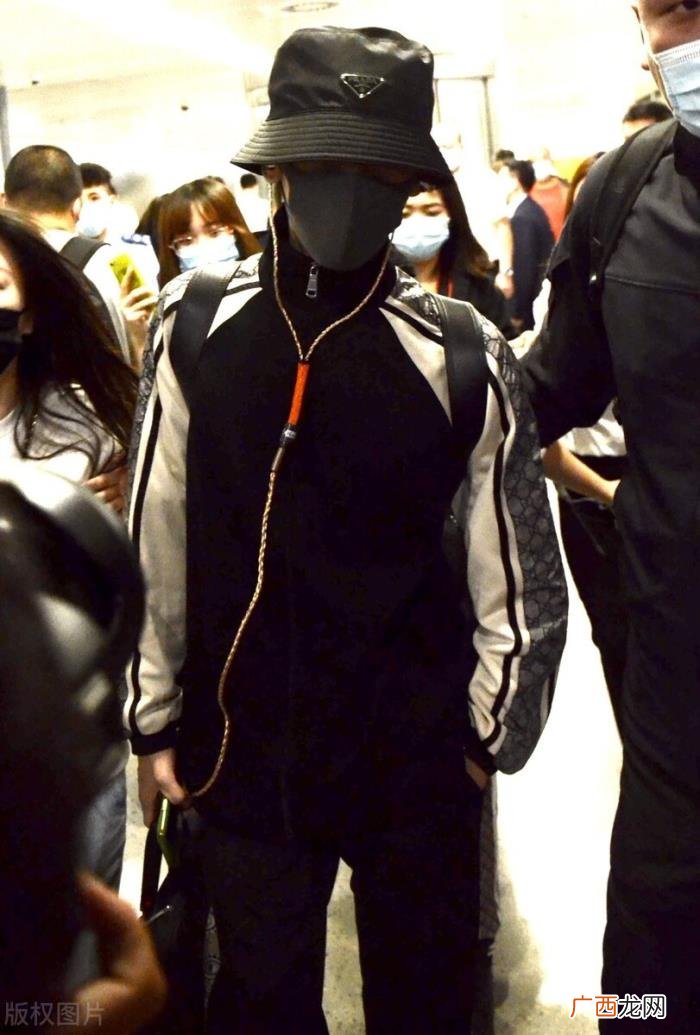 罗云熙机场，罗云熙包裹严实现身机场却依旧被粉丝认出