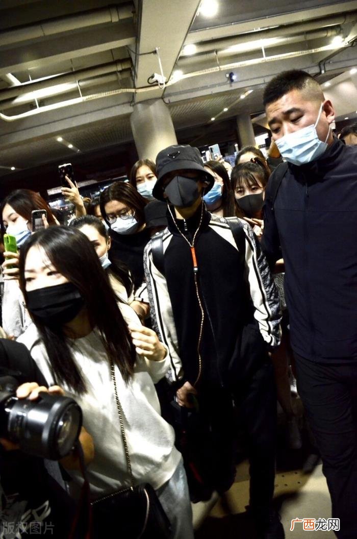 罗云熙机场，罗云熙包裹严实现身机场却依旧被粉丝认出