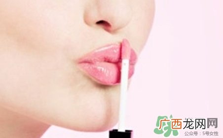 嘴唇干裂出血涂什么药?嘴唇干裂出血怎么办?