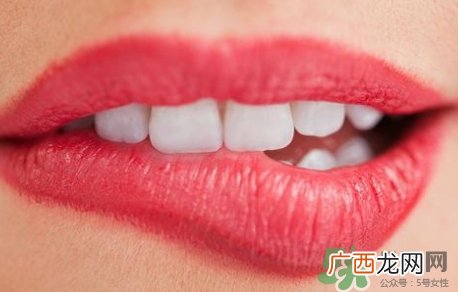 嘴唇干裂吃什么维生素?嘴唇干裂吃维生素几?
