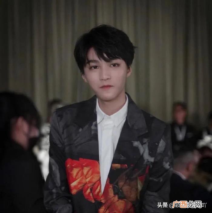 王俊凯采访，王俊凯采访边回答问题边用手转正话筒