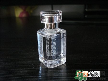 美容油用在护肤第几步?美容油和精华液的区别