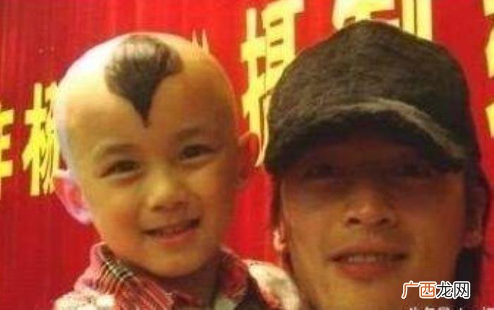 胡歌跟吴磊，15年前胡歌吴磊合照还看得出年龄差