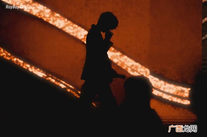 王源高定多，王源一席高定西装参加央视中秋晚会