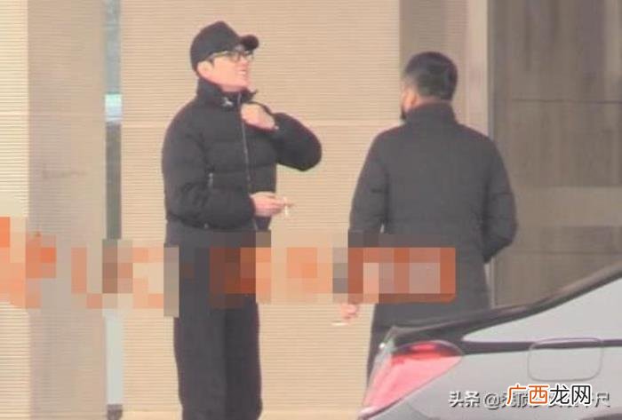 赵丽颖抽烟，冯绍峰为保护怀孕的赵丽颖寒风中抽烟