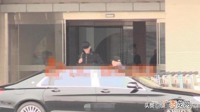 赵丽颖抽烟，冯绍峰为保护怀孕的赵丽颖寒风中抽烟