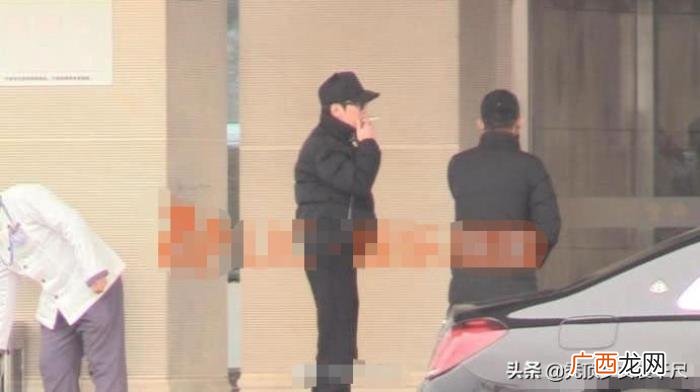 赵丽颖抽烟，冯绍峰为保护怀孕的赵丽颖寒风中抽烟