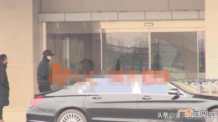 赵丽颖抽烟，冯绍峰为保护怀孕的赵丽颖寒风中抽烟