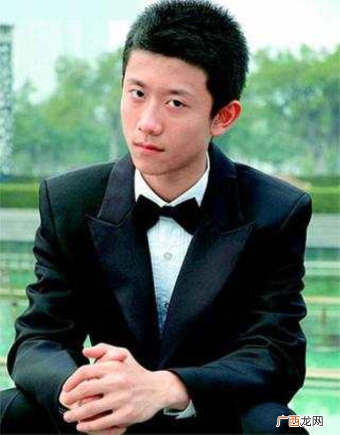 张一山身高，陈柏霖晒伴郎团照意外暴露张一山身高不足170