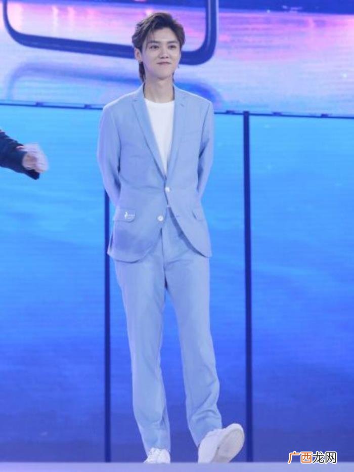 鹿晗蔡徐坤，184cm蔡徐坤和178cm鹿晗同穿蓝色西装